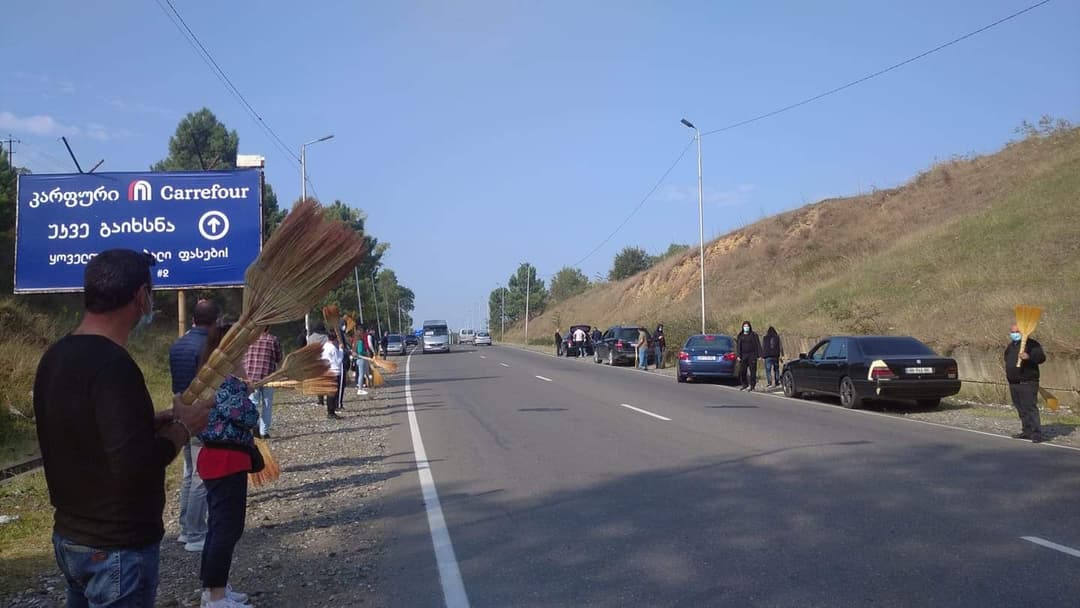 People in Kutaisi, Samtredia protesting UNM opposition rally in Tbilisi today