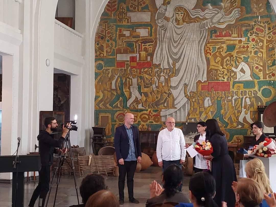 Frontnews image description