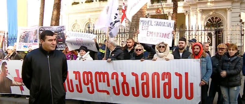 მიხეილ სააკაშვილის შეწყალების მოთხოვნით პრეზიდენტის ადმინისტრაციასთან აქცია იმართება