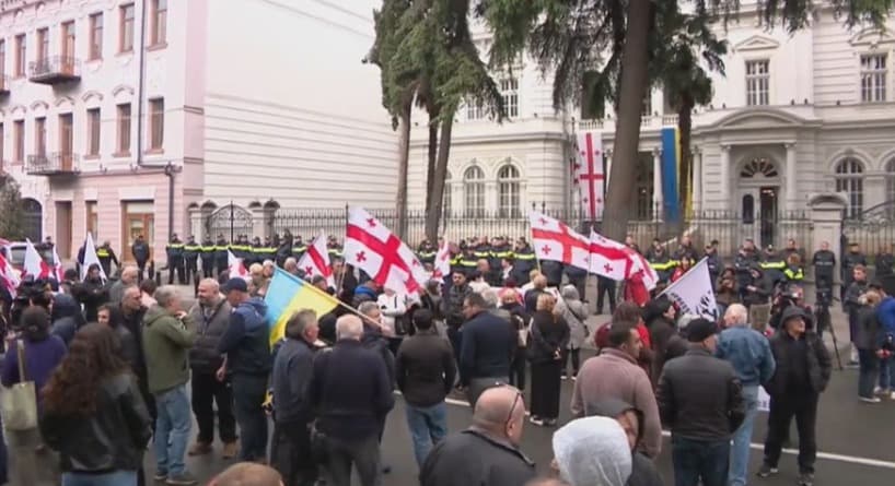 მიხეილ სააკაშვილის მხარდამჭერები პრეზიდენტის რეზიდენციასთან აქციას მართავენ