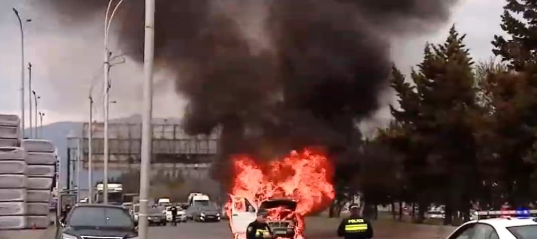 თბილისში სამგზავრო მიკროავტობუსი დაიწვა