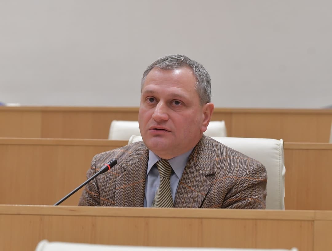 არმაზ ახვლედიანი – მაშინ, როცა უკრაინა მზად არის გადამწყვეტი იერიში მიიტანოს 21-ე საუკუნის უმთავრეს ბოროტებაზე, საქართველოს მთავრობა ქვეყნის გეოპოლიტიკურ კურსს ცვლის