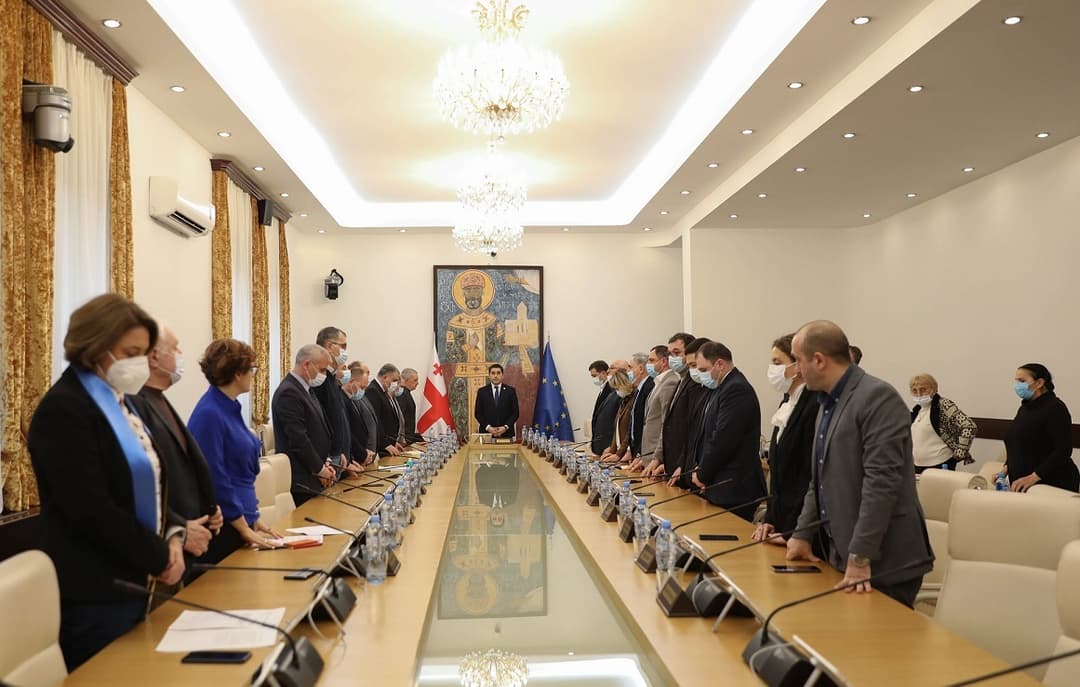 პარლამენტის ბიუროს სხდომაზე უკრაინაში რუსული აგრესიის შედეგად დაღუპულთა ხსოვნას წუთიერი დუმილით პატივი მიაგეს