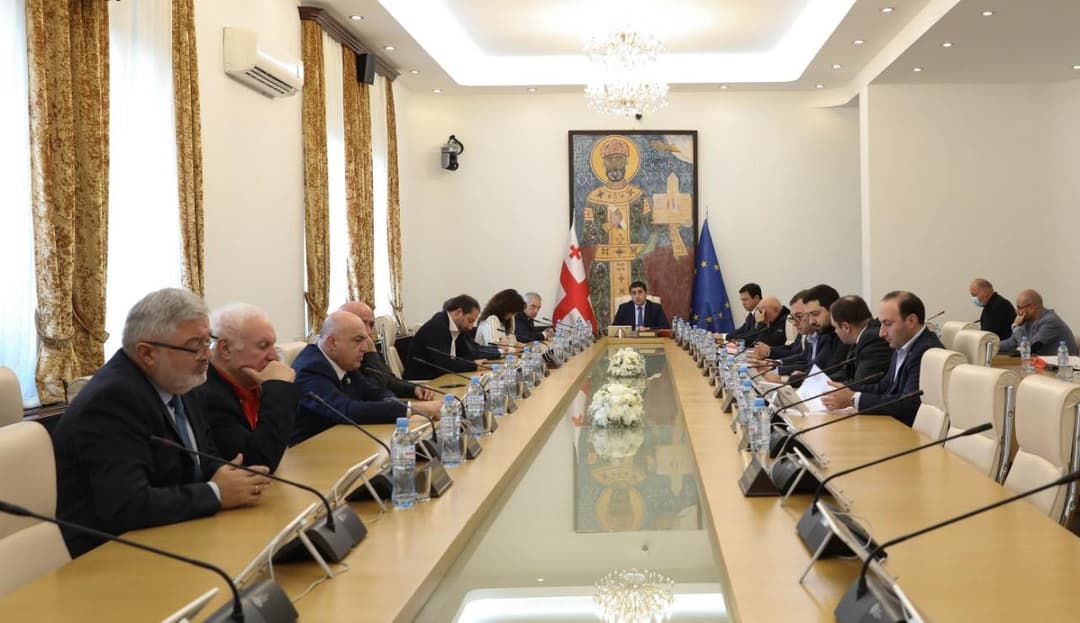 მიმდინარე სასესიო კვირაში პარლამენტი კონსტიტუციურ კანონპროექტს უყრის კენჭს