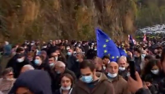 ოპოზიცია საპროტესტო მსვლელობას მართავს