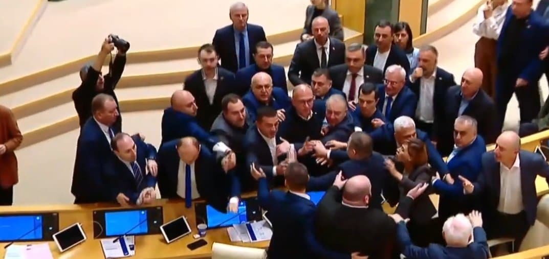 პარლამენტში დეპუტატები ერთმანეთს რამდენჯერმე დაუპირისპირდნენ