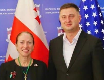 პაპუნა მარგველიძემ კელი დეგნანს სამხარეო ადმინისტრაციაში უმასპინძლა