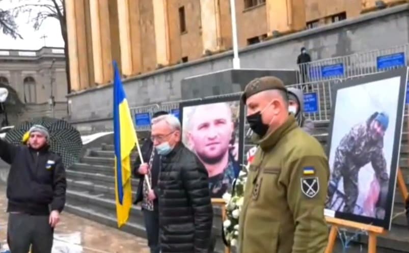 უკრაინაში დაღუპული ქართველი მებრძოლების ხსოვნის პატივის მისაგებად პარლამენტთან იგორი დოლგოვი მივიდა