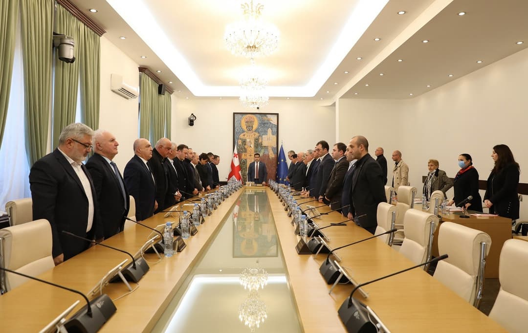 ბიუროს სხდომა წუთიერი დუმილით გაიხსნა