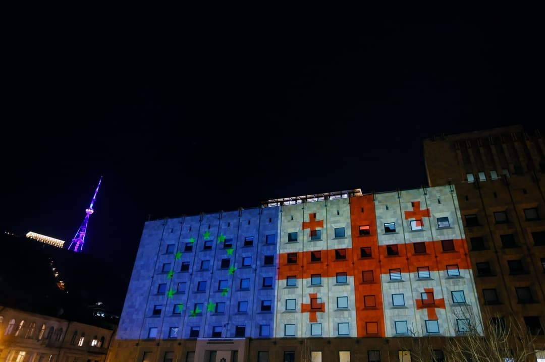 მთავრობის ადმინისტრაციის შენობა საქართველოსა და ევროკავშირის დროშის ფერებში განათდა