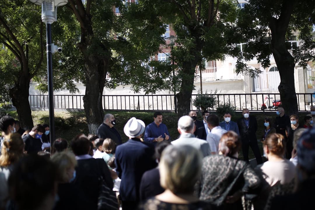 თბილისის მერობისა და კრწანისის მაჟორიტარი დეპუტატობის კანდიდატები კრწანისის მოსახლეობასთან შეხვედრებს მართავენ