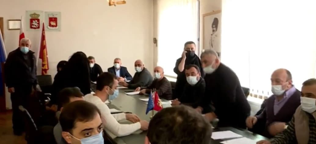 კასპის საკრებულოს სხდომა ხმაურისა და დაპირისპირების ფონზე მიმდინარეობს