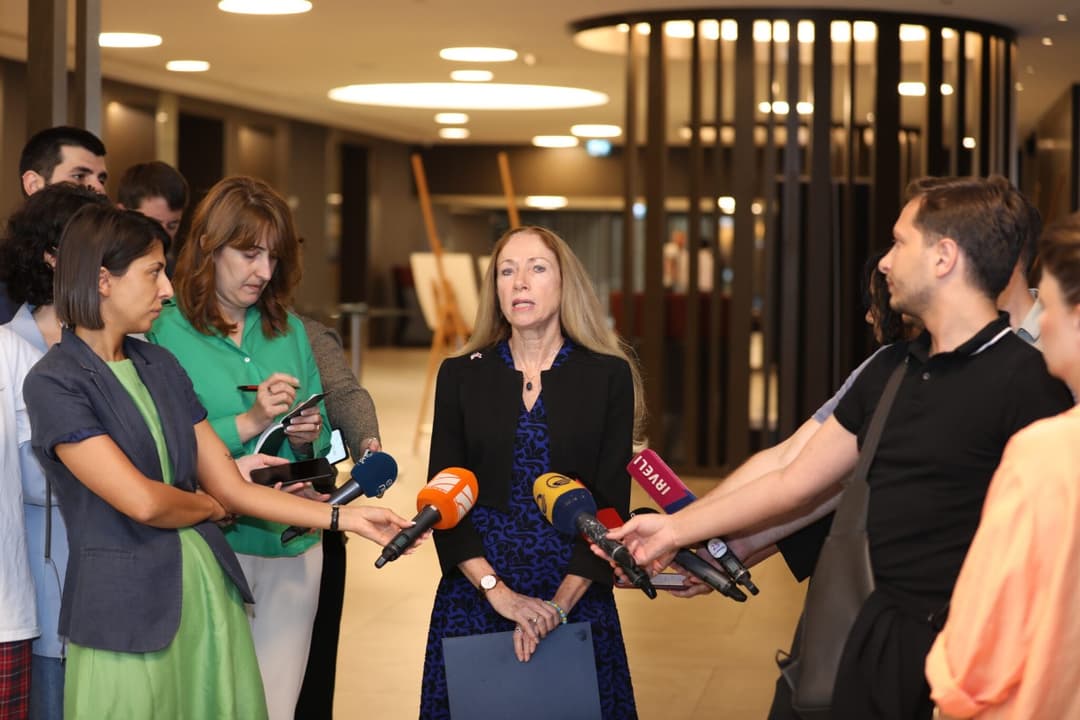 კელი დეგნანი – რუსეთია ის, ვინც სცადა თქვენი ენის განადგურება, ვინც შეურაცხყო თქვენი ეკლესიები, თქვენი მეგობრები აშშ-სა და ევროპაში არიან