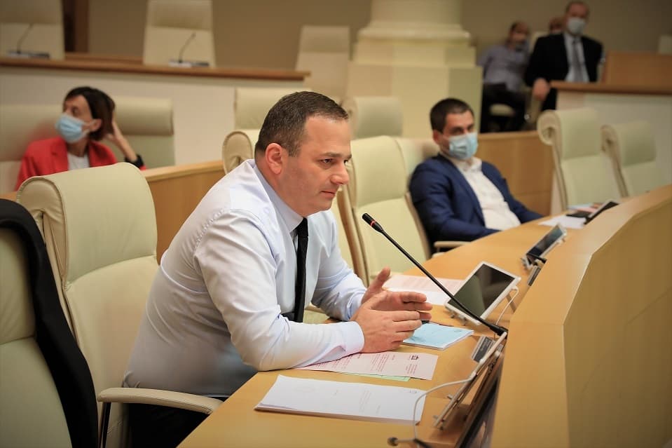 შალვა კერესელიძე – ხელისუფლებამ ლეგიტიმაცია შეწყვეტილ და უფლებამოსილება შეჩერებულ საკრებულოებს 2022 წლის ბიუჯეტი მიაღებინა