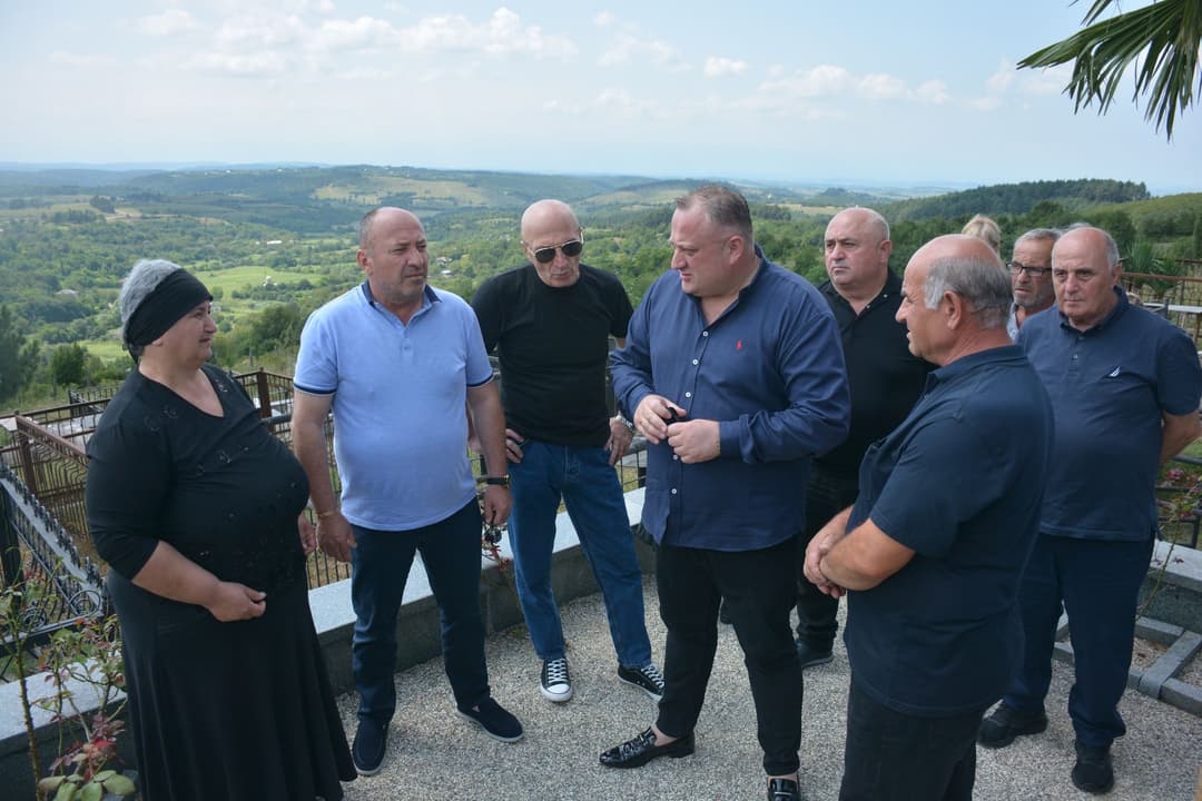 ჭიათურაში ადგილობრივი ხელისუფლების წარმომადგენლებმა შინდისის ბრძოლაში დაღუპული გმირის შმაგი კუპატაძის საფლავი გვირგვინით შეამკეს