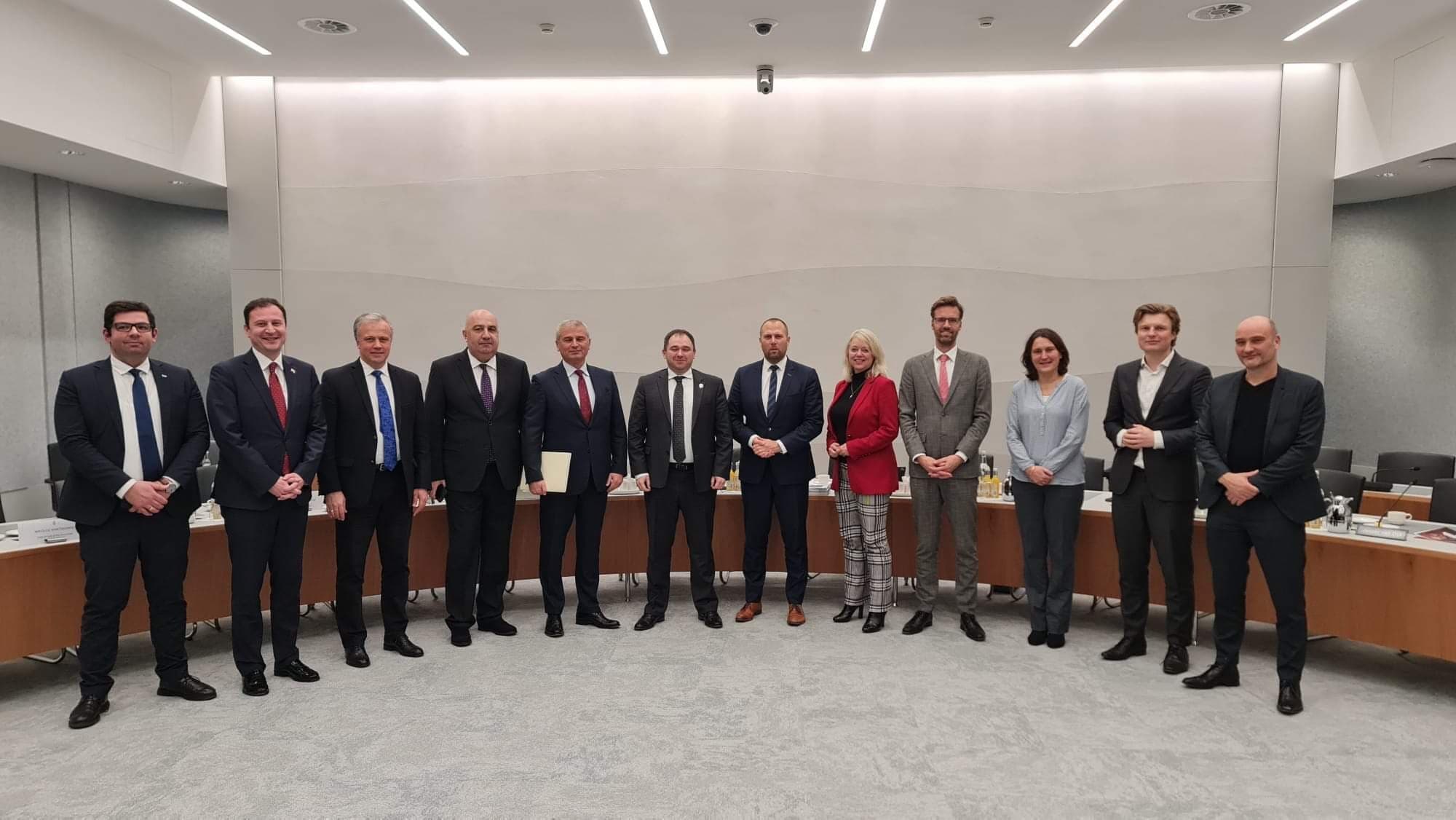 Frontnews image description