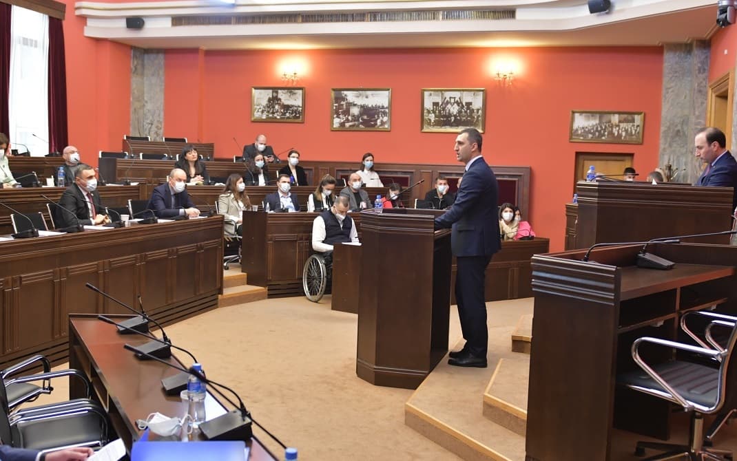 პარლამენტში სპეციალური საგამოძიებო სამსახურის უფროსის თანამდებობაზე ასარჩევად წარმოდგენილი კანდიდატურების მოსმენა დაიწყო