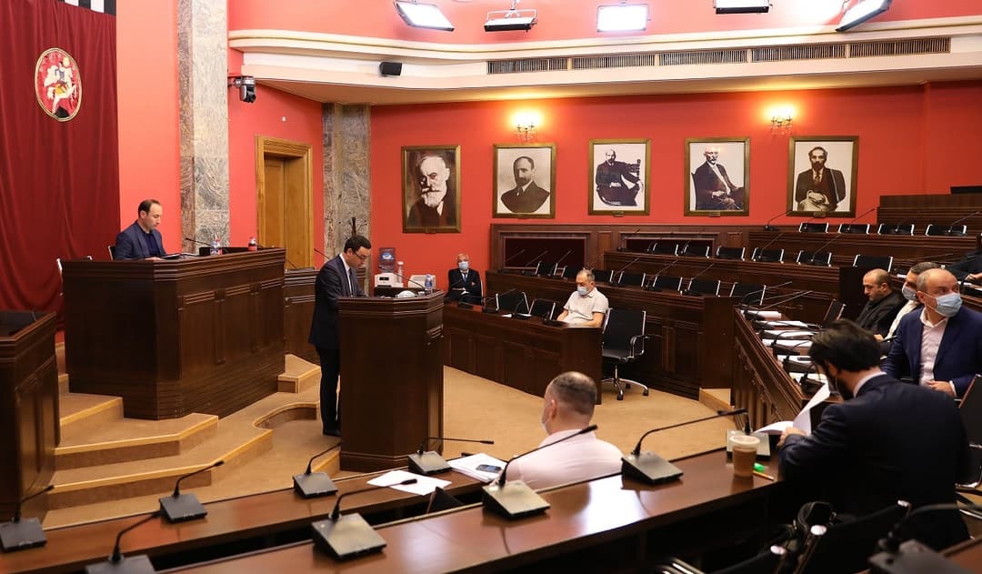 იზოლაციის და კარანტინის წესის, პირბადის ტარების წესის და საგანგებო მდგომარეობის რეჟიმის დამრღვევ პირებს ამნისტია შეეხებათ