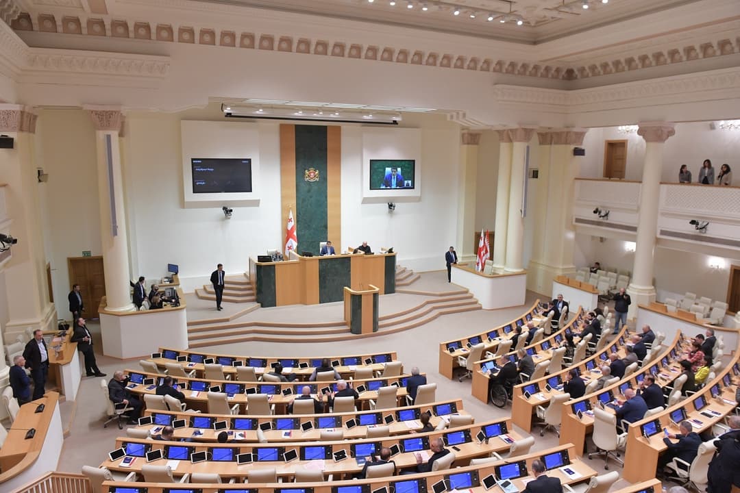 პარლამენტმა “საერთო სასამართლოების შესახებ” ორგანულ კანონში ცვლილება პირველი მოსმენით მიიღო