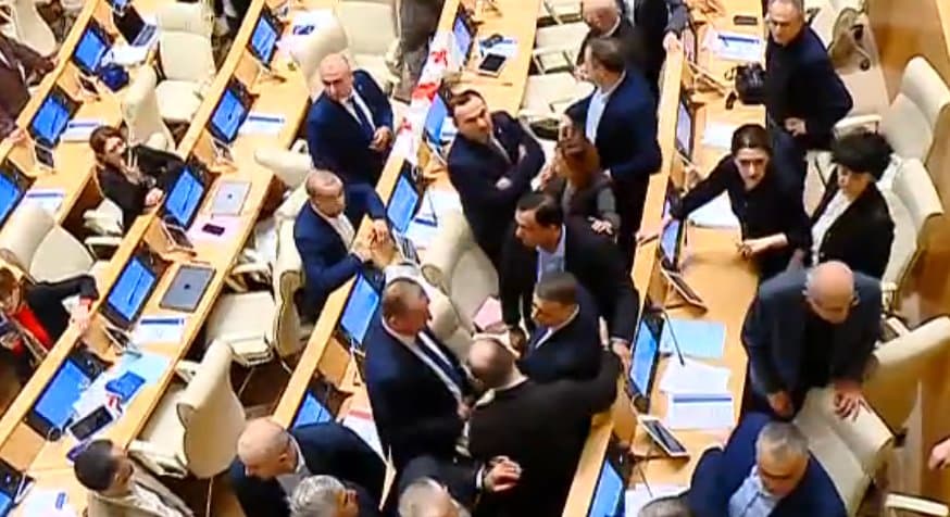 პარლამენტში დეპუტატები ერთმანეთს ფიზიკურად დაუპირისპირდნენ