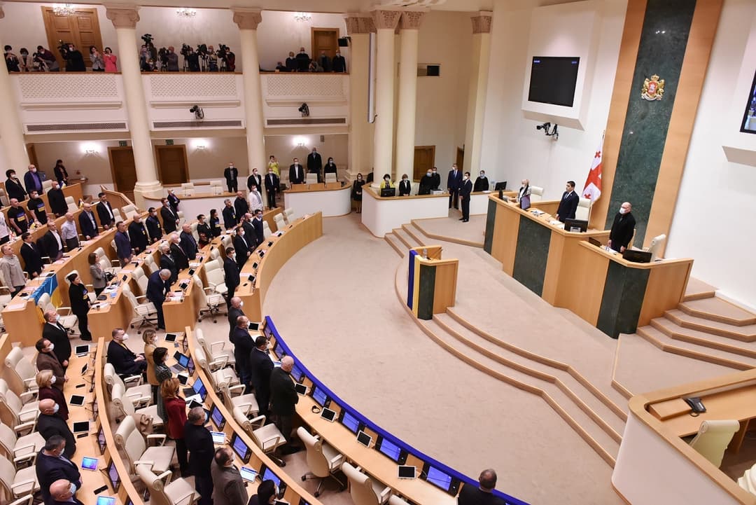 პარლამენტის პლენარულ სხდომაზე უკრაინის სახელმწიფო ჰიმნის ფონზე, რუსეთის აგრესიის შედეგად დაღუპულთა ხსოვნას წუთიერი დუმილით მიაგეს პატივი