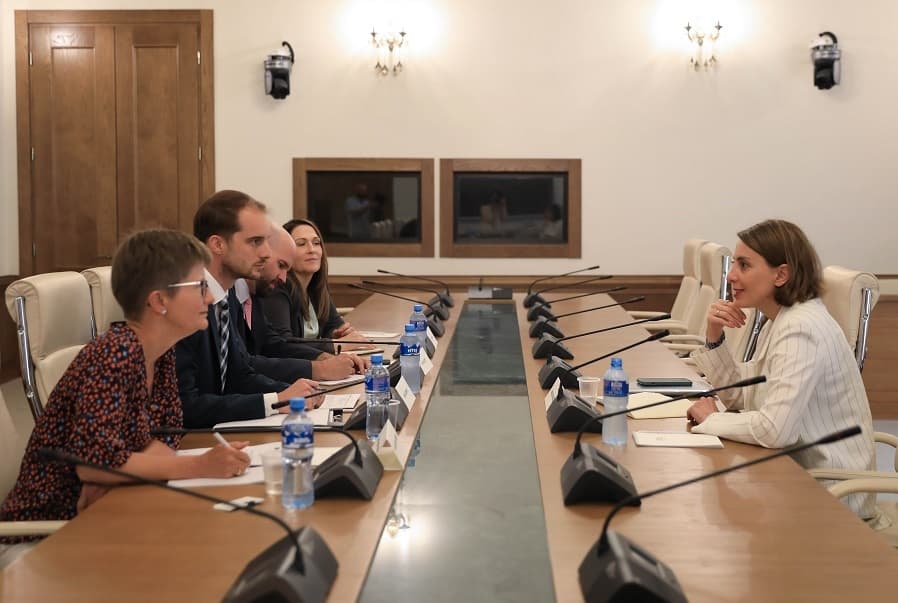 ევროკავშირისა და აშშ-ის საელჩოს წარმომადგენლები საპარლამენტო პოლიტიკურ ჯგუფებს შეხვდნენ