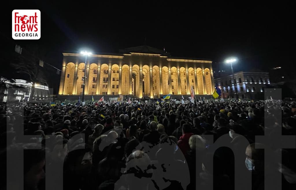 აქციის მონაწილეები ღამეს პარლამენტთან გაათენებენ