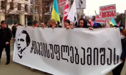 საქალაქო სასამართლოსთან მიხეილ სააკაშვილის მხარდამჭერების აქცია იმართება