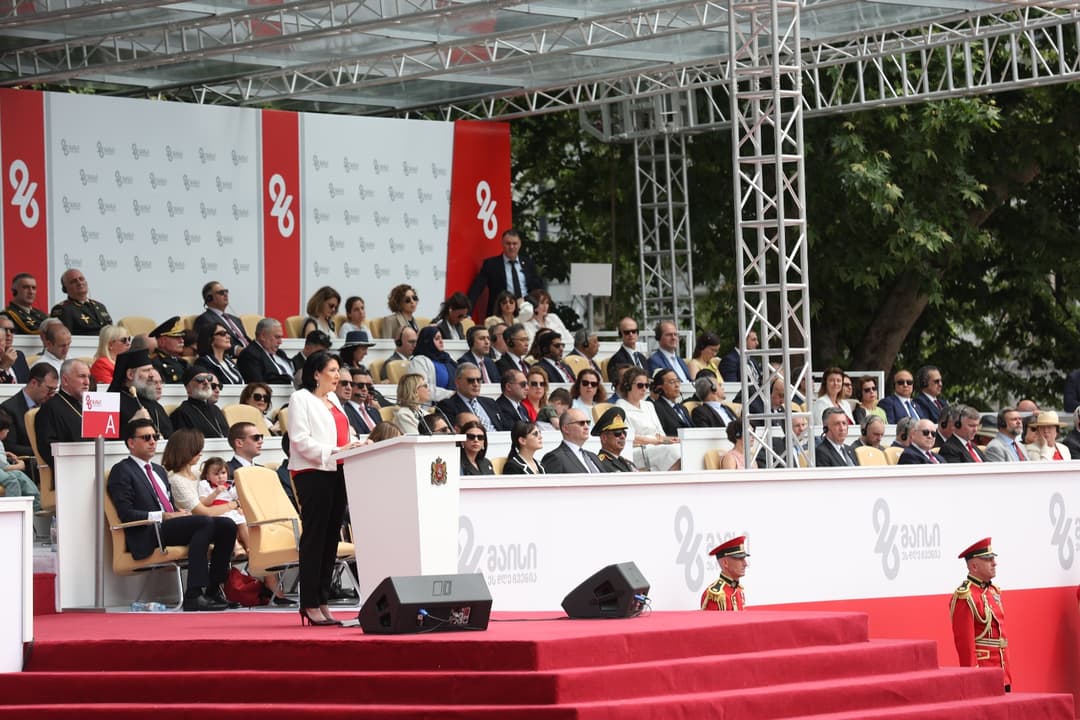 სალომე ზურაბიშვილი – არ შეიძლება, 26 მაისს თავდაცვის მინისტრი ჯერ პრემიერ-მინისტრს მიესალმოს და შემდეგ უმაღლეს მთავარსარდალს