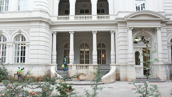 ორბელიანების სასახლეში პოლიტიკოსები იკრიბებიან