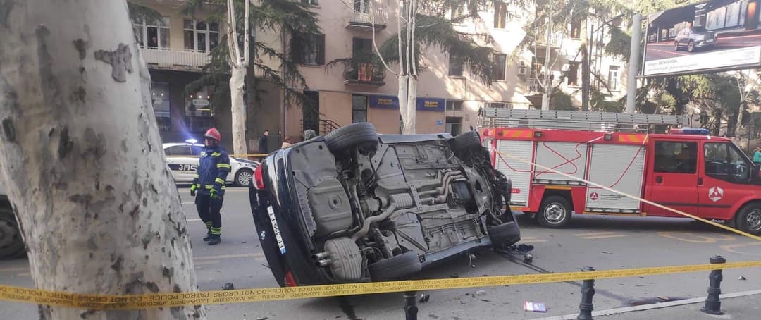 შარტავას ქუჩაზე ავტომანქანა ტროტუარზე მყოფ ბავშვს დაეჯახა