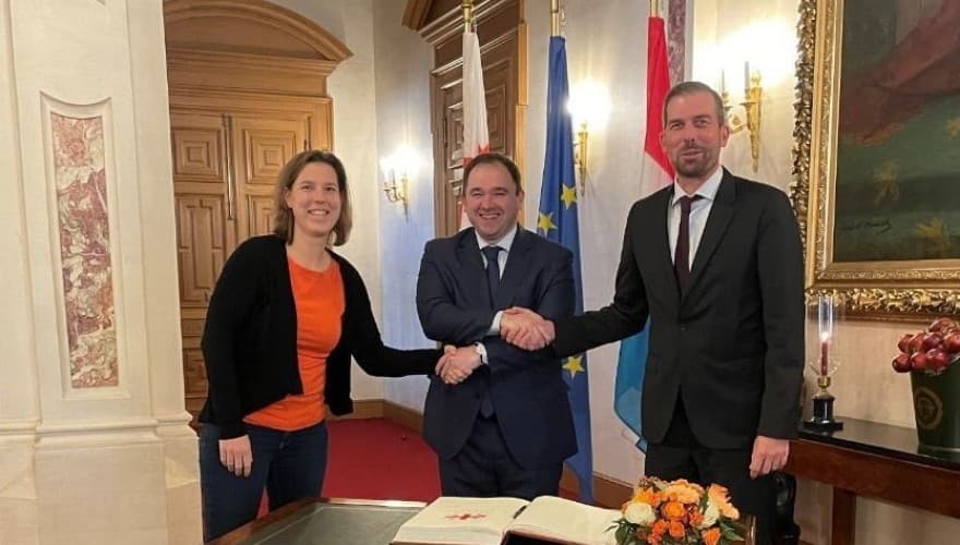 Frontnews image description