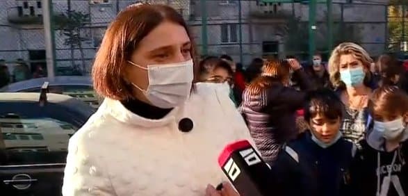 თეა ბრეგვაძე – გუშინ აღმოჩნდა, საარჩევნოდ, რომ ახალი დირექტორის მოვალეობის შემსრულებელი იგზავნება ამ სკოლაში