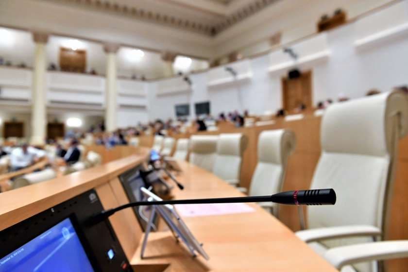 დღეს პარლამენტში პრემიერ-მინისტრს და სამ მინისტრს მოუსმენენ