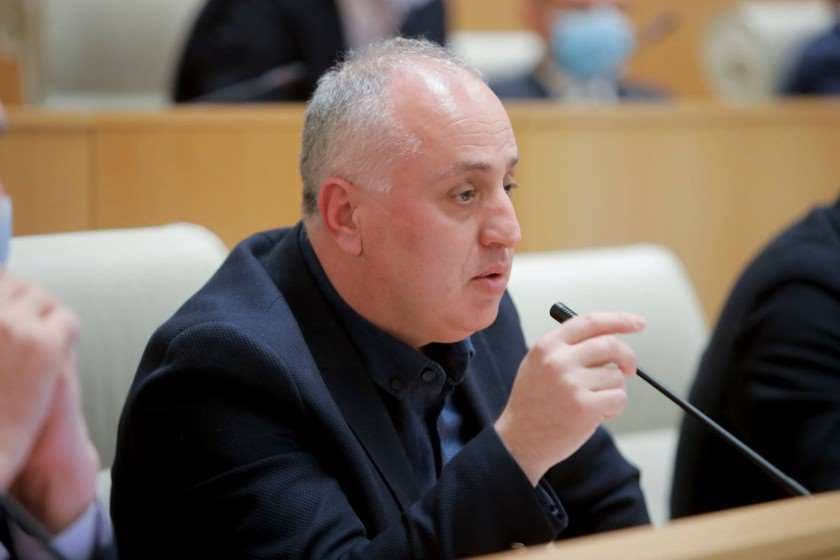 დიმიტრი ხუნდაძე – პარტნიორულ ურთიერთობებს სცილდება, როცა დეპუტატი სვამს კითხვას და ელჩის პასუხია ის, რომ არ წაუკითხავს, ან ფაქტებზე დაფუძნებულ კითხვებზე ამბობს, რომ ეს ტყუილია