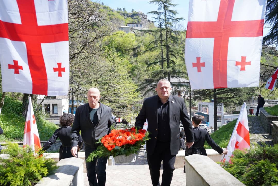 ჭიათურაში ადგილობრივი ხელისუფლების წარმომადგენლებმა 1989 წლის 9 აპრილს დაღუპულთა ხსოვნას პატივი მიაგეს