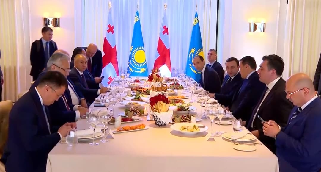 ირაკლი ღარიბაშვილმა ყაზახეთის რესპუბლიკის პრემიერ-მინისტრს ოფიციალურ სადილზე უმასპინძლა