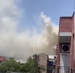 თამარ მეფის გამზირზე ხანძრის შედეგად ერთმა ადამიანმა დამწვრობა მიიღო, 10-მდე დაკვამლიანების გამო შეუძლოდ გახდა