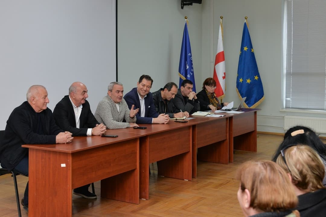 აფხაზეთის მთავრობის წევრები დევნილთა განსახლების ადგილებში შექმნილ ბინათმესაკუთრეთა ამხანაგობებთან შეხვედრებს აგრძელებენ