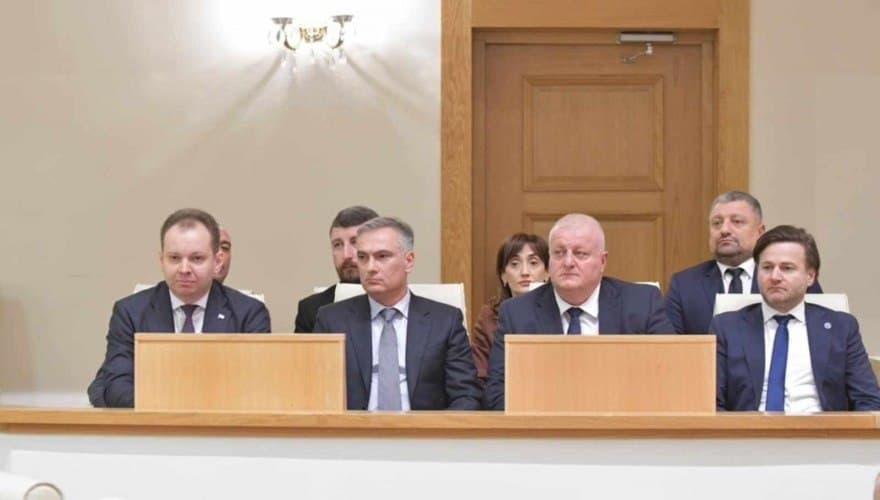 საკანონმდებლო ორგანომ პარლამენტის რვა ახალი წევრის უფლებამოსილების ცნობის საკითხს მხარი დაუჭირა