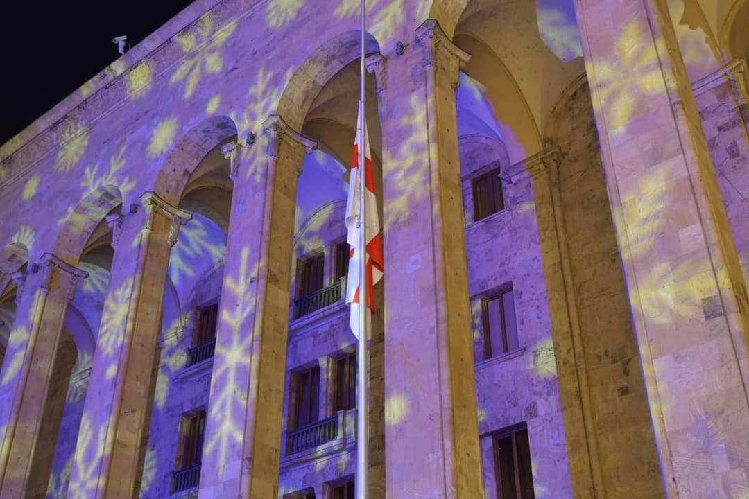 გლოვის დღესთან დაკავშირებით, პარლამენტის შენობაზე სახელმწიფო დროშა დაეშვა