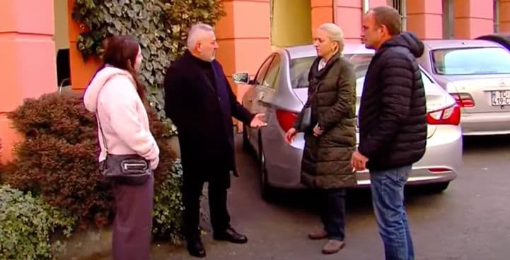 არასამთავრობო ორგანიზაციის წარმომადგენლები დაკავებული აქტივისტების ოჯახის წევრები ხვდებიან