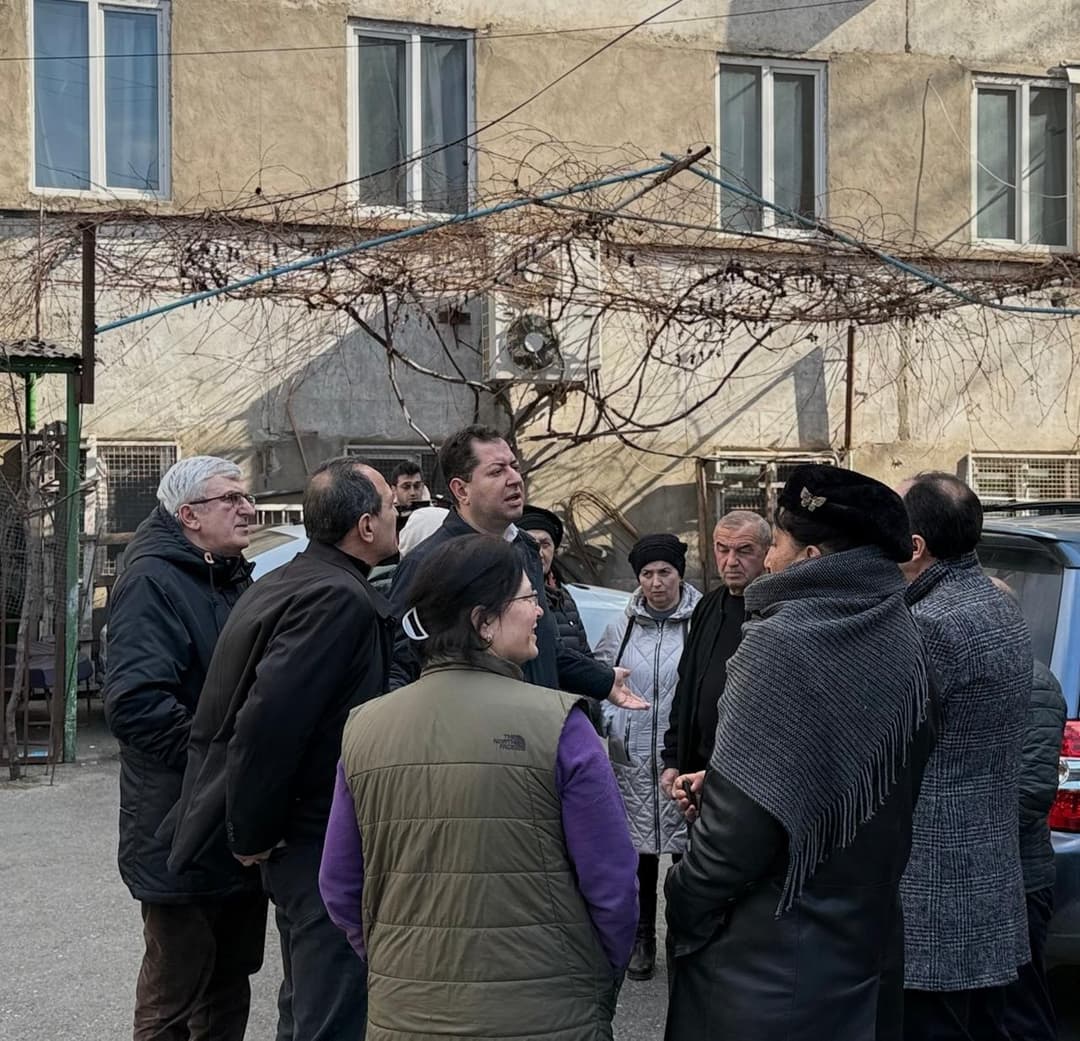 დავით ფაცაცია ჩუღურეთის რაიონში მდებარე დევნილთა განსახლების ადგილებში მცხოვრებ აფხაზეთიდან დევნილებს შეხვდა