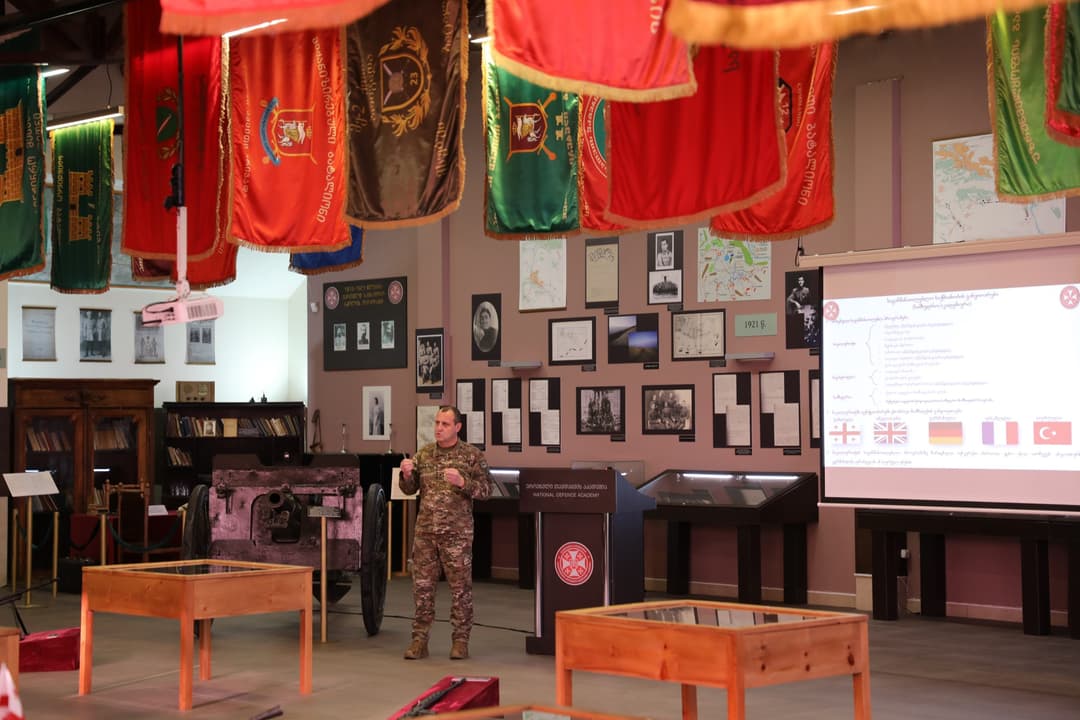 ეროვნული თავდაცვის აკადემიის რექტორმა აკადემიის მმართველ რგოლთან და სტრუქტურული ერთეულების ხელმძღვანელ პირებთან შემაჯამებელი შეხვედრა გამართა