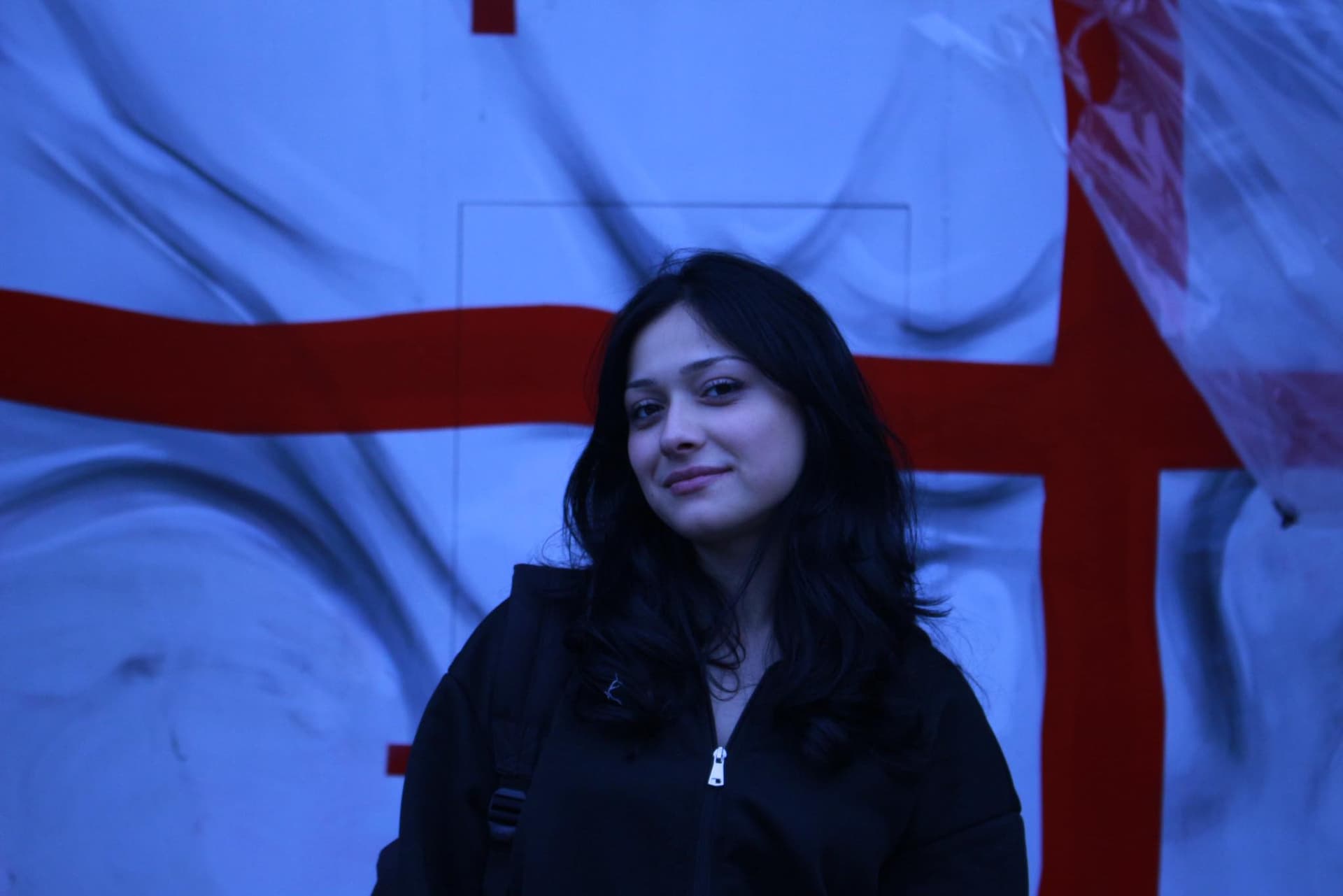 According to witnesses, Lortkipanidze and two other young women approached Lashkhi while she was seated with companions, including her children, shouting slogans such as, "Freedom to the regime's prisoners" and "Down with the slaves of Russia."