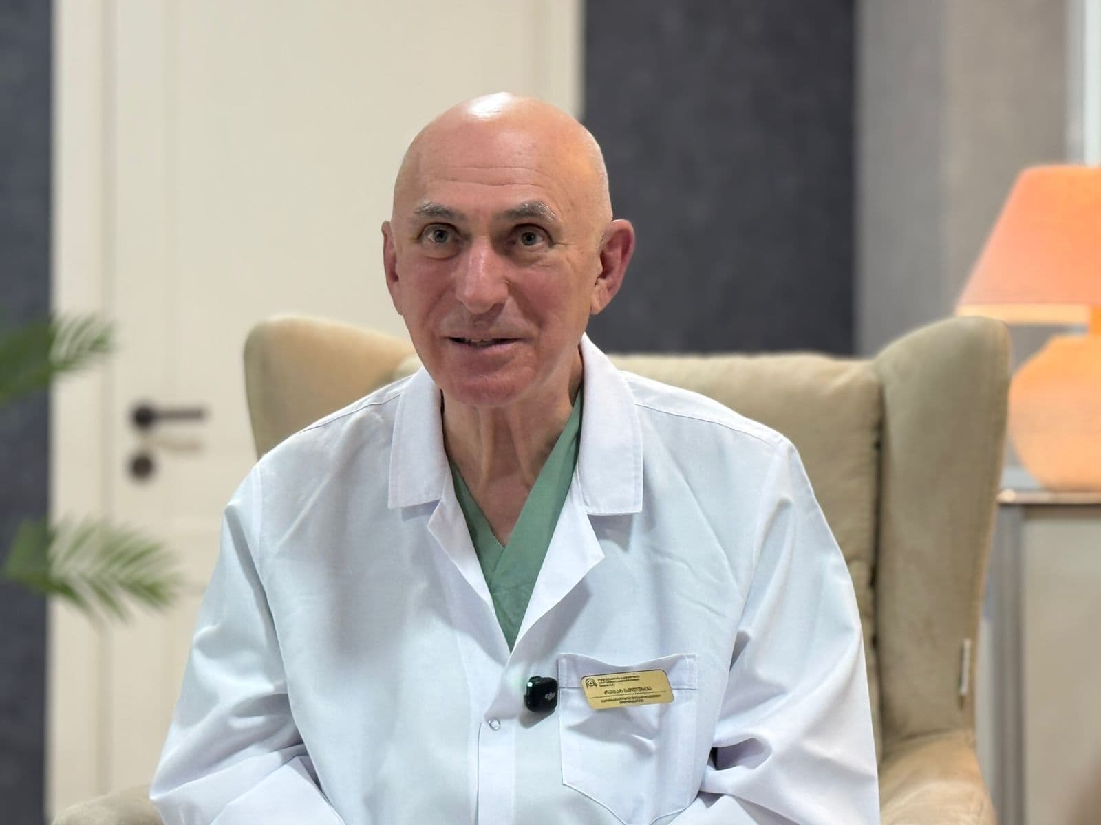 <p style="text-align: justify">არიან ადამიანები, რომლებიც არა მხოლოდ ერთგულად ემსახურებიან საკუთარ საქმეს, არამედ საკუთარ თავზე იღებენ მთელი თაობების ტკივილს, ბედნიერებასა და იმედს. ასეთ ადამიანთა შორის გამორჩეული ადგილი უკავია ექიმ <strong><em>რევაზ (რეზო) სულუხიას</em></strong>, მეან-გინეკოლოგს, პროფესორს, მეცნიერს და პირველ რიგში, თავმდაბალ და ღირსეულ ადამიანს აფხაზეთიდან.</p><p style="text-align: justify">რევაზ სულუხიას სამედიცინო სფეროში საქმიანობა უკვე ნახევარ საუკუნეს სცდება. 50 წელზე მეტია, რაც მან თავი მიუძღვნა დედათა და ბავშვთა ჯანმრთელობას. ის არის 46 სამეცნიერო ნაშრომის, 5 მეთოდური წერილისა და 4 მონოგრაფიის ავტორი - ყოველ სტრიქონში იგრძნობა არა მხოლოდ პროფესიული ოსტატობა, არამედ ადამიანი, რომელსაც ესმის პასუხისმგებლობა სიცოცხლის თითოეულ წამზე.</p><p style="text-align: justify"><strong>სოხუმიდან დევნილი - სიცოცხლის გზაზე მუდმივი მსვლელობა</strong></p><p style="text-align: justify">რეზო სულუხიას პროფესიული გზა სოხუმში იწყება - ქალაქში, რომელიც მისთვის მხოლოდ საცხოვრებელი ადგილი კი არა, სულიერი სამშობლოა. 1980-1993 წლებში ის სოხუმის სამშობიარო სახლის მთავარი ექიმი იყო. იმ კლინიკაში, სადაც ახალი სიცოცხლე იწყებოდა, ის ყოველდღიურად დგამდა ნაბიჯებს, რომელიც სხვისი ბედნიერების საწინდარი ხდებოდა.</p><p style="text-align: justify">აფხაზეთის ომმა მასაც, როგორც ათასობით სხვას, დაუტოვა ღრმა იარები. იძულებული გახდა, დაეტოვებინა მშობლიური სახლი, სამუშაო ადგილი, ქალაქი. დევნილობა მის ცხოვრებაში მძიმე, მაგრამ ღირსეული ფურცელია. როგორც ბევრი აფხაზეთიდან დევნილი, წლების განმავლობაში ცხოვრობდა სასტუმრო “აჭარაში”, რომელიც იმხანად დევნილთა თავშესაფრად იქცა. იქ, სადღაც კედლების მიღმა, კვლავ ფეთქავდა მისი ექიმის გული, რომელიც არასდროს შორდებოდა მისი მთავარი მისიის - ადამიანების დახმარების სურვილს.</p><p style="text-align: justify"><strong>რწმენით განვლილი გზა</strong></p><p style="text-align: justify">წლების განმავლობაში, რეზო სულუხია ერთგულია პროფესიული და ადამიანური პრინციპების. მისთვის მედიცინა მხოლოდ პროფესია არასოდეს ყოფილა - ეს მისი მოწოდება, მისი ცხოვრების გზა და მისი რწმენაა. მაშინაც კი, როდესაც ყველაფერი ჩამოეშალა - სახლი, კარიერა, ყოფა, მან მაინც გააგრძელა მოღვაწეობა, დღემდე ასწავლის მომავალ ექიმებს და მათ გადასცემს იმ ცოდნას, რაც არაერთი ადამიანის ცხოვრებაში გადამწყვეტი აღმოჩნდა.</p><p style="text-align: justify"><strong>ვარსკვლავი ღუდუშაურის კლინიკაში – მადლიერების სიმბოლო</strong></p><p style="text-align: justify">2024 წელს, 75 წლის იუბილეზე, რეზო სულუხიას ღუდუშაურის კლინიკის ეზოში ვარსკვლავი გაუხსნეს - ეს პირველი ვარსკვლავია, რომელიც ამ დაწესებულებაში გაიხსნა. სიმბოლურად, სწორედ იმ სივრცეში, სადაც სიცოცხლეს ელიან, დაიდო უკვდავების კვალი ექიმის, რომელმაც ათასობით ახალ სიცოცხლეს გაუღო კარი.</p><p style="text-align: justify">სწორედ ამ წვლილისთვის მიენიჭა რევაზ სულუხიას მედიცინის რაინდის ჯილდო - იგი იმ ადამიანთა შორისაა, ვინც არა მხოლოდ პროფესიულ დონეზე გამოირჩევა, არამედ მთელი ცხოვრების მანძილზე რჩება ადამიანური სიდიადისა და თავგანწირვის მაგალითი.</p><p style="text-align: justify"><strong>“მაშინ, როდესაც ახალ სიცოცხლეს ეხები…”</strong></p><p style="text-align: justify">რეზო სულუხია ხშირად იხსენებს თავისი ცხოვრების გზის ყველაზე ამაღელვებელ მომენტებს - არა როგორც კარიერულ მიღწევებს, არამედ როგორც ადამიანურ ამბებს. იხსენებს, როგორ ტიროდნენ მშობლები პირველი შვილის დაბადებისას, როგორ იზიარებდა მათ სიხარულს, როგორ იზრდებოდნენ ის ბავშვები და როგორ მოდიოდნენ შემდეგ თავად მშობლებად მასთანვე.</p><p style="text-align: justify">საუბრობს იმ ტკივილზე, რომელიც აფხაზეთიდან წამოსვლამ დატოვა. იმ განუკურნებელ იარაზე, რომელიც მიუხედავად ფიზიკური მოშორებისა, ყოველდღიურად მტკივნეულად ახსენებს სახლში დაბრუნების სურვილს.</p><p style="text-align: justify"><strong>საკუთარი ცოდნის გამზიარებელი - მომავალი თაობის ექიმთა გულშემატკივარი</strong></p><p style="text-align: justify">დღეს, რეზო სულუხია კვლავ აქტიურად მონაწილეობს ახალგაზრდა ექიმების აღზრდაში. ის უანგაროდ უზიარებს მათ არა მხოლოდ აკადემიურ ცოდნას, არამედ ადამიანურ გამოცდილებასაც. ასწავლის, რომ ექიმობა მხოლოდ პროფესიას არ ნიშნავს, ეს არის მუდმივი მზადყოფნა, დაეხმარო, წაიღო სხვისი ტკივილი და უხმაუროდ იყო სხვისი ბედნიერების თანამონაწილე.</p><p style="text-align: justify">რევაზ სულუხია - ადამიანი, რომელმაც იცის, რას ნიშნავს რწმენით, სიმშვიდით და სიყვარულით ემსახურო სიცოცხლეს. სოხუმის გულისცემით და თბილისური სინათლით განათებული ადამიანი - რაინდი თეთრ ხალათში.</p><p style="text-align: justify"></p><div class="iframe-wrapper"><iframe src="https://www.youtube.com/embed/8zS7COMiYN0?si=F0Y47gCeW86Ec4-C" frameborder="0" allowfullscreen="true" width="560" height="315" title="YouTube video player" allow="accelerometer; autoplay; clipboard-write; encrypted-media; gyroscope; picture-in-picture; web-share"></iframe></div>