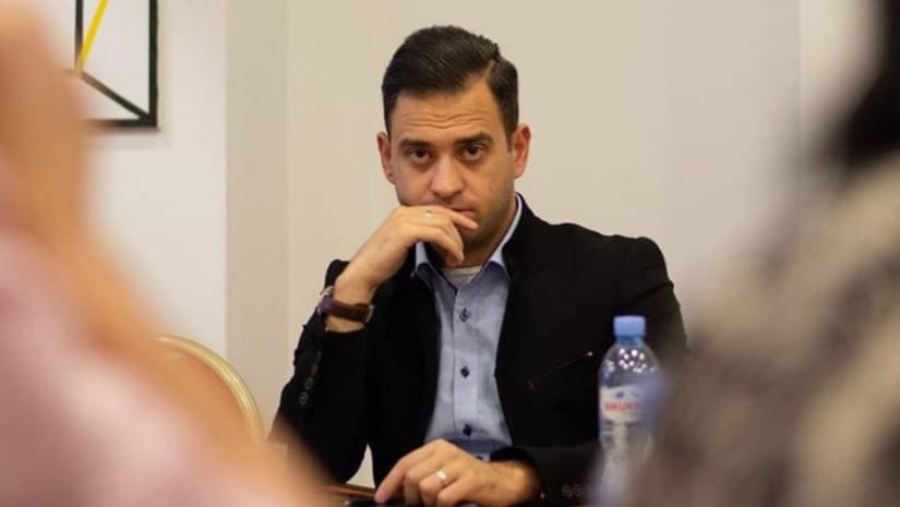 დავით ჩიხელიძე - თუ გულწრფელები ხართ თქვენს დეკლარირებულ ღირებულებებში, მოტივაციაში და მიზნებში, არ უნდა მოაწყოთ აქცია აშშ-ის საელჩოსთან? მატყუარები, მონები და აგენტები ხართ