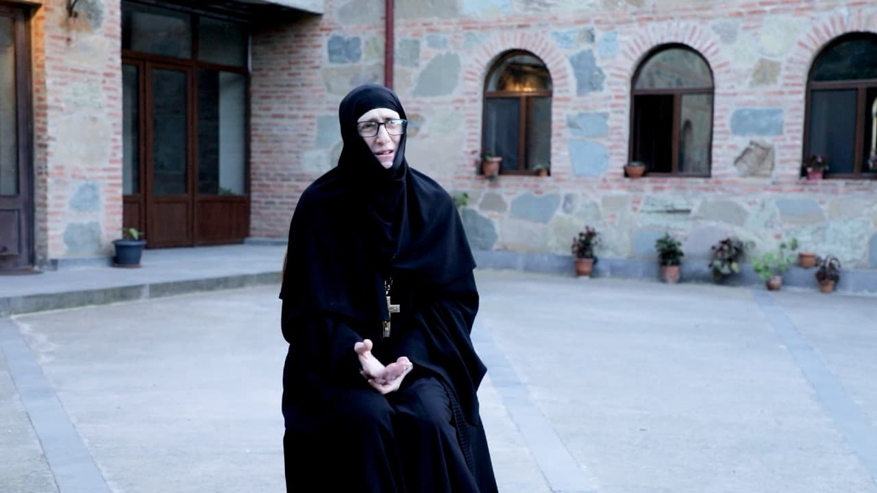 <p style="text-align: justify">დღევანდელი რუბრიკის "ადამიანები ისტორიით“ სტუმარია <strong><em>იღუმენია მარიამი</em></strong> (ჯაფარიძე) - ადამიანი, რომლის ცხოვრება თავისთავად არის გზა, ტკივილითა და სიყვარულით სავსე, შინაგანი ბრძოლიდან სულიერ სიმშვიდემდე.</p><p style="text-align: justify">მისი საერო სახელი ლელა იყო. აქტიური, განათლებული და მოაზროვნე ახალგაზრდა ქალი, რომელმაც საბჭოთა კავშირის ბოლო წლებში მიიღო განათლება ივანე ჯავახიშვილის სახელობის თბილისის სახელმწიფო უნივერსიტეტში, ფილოლოგიის ფაკულტეტზე. ამის შემდეგი პერიოდი ის იყო მორჩილი ელენე და პარალელურად მუშაობდა საპატრიარქოს გამომცემლობაში.</p><p style="text-align: justify">1994 წელს ელენემ მიიღო სამონაზვნო სახელი - ემილია, ხოლო 2000 წელს, ეკლესიური მსახურების მრავალი წლის შემდეგ, ეკურთხა როგორც მონაზონი მარიამი. უკვე 2016 წელს მას მიენიჭა იღუმენიას ხარისხი.</p><p style="text-align: justify">სულიერების გზა და პირადი თავგადასავალი</p><p style="text-align: justify">ვიდეოში იღუმენია მარიამი გულწრფელად და ღრმად საუბრობს იმ გზაზე, რომელიც გაიარა - როგორ დაუბრუნდა ეკლესიას, როგორ იგრძნო შინაგანი მოწოდება, რომ გაჩერებულიყო და ცხოვრება ღმერთისთვის მიეძღვნა.</p><p style="text-align: justify">"საღვთისმსახურო ცხოვრება - ეს არის მუდმივი ყოფნა ჭეშმარიტებასთან", - ამბობს დედაო.</p><p style="text-align: justify"><strong>ეროვნული მოძრაობის დღეები და გადამწყვეტი მომენტი</strong></p><p style="text-align: justify">დედა მარიამი ასევე იხსენებს 1980–90-იანი წლების ეროვნულ მოძრაობაში მონაწილეობას. ის ჰყვება იმ შიგნით გამანადგურებელ, მაგრამ საბოლოოდ განმანათლებელ მომენტზე, როცა გადაწყვიტა, რომ ბრძოლა ქუჩაში აღარ იყო მისი გზა და რომ სულიერი ბრძოლა იყო ის, რასაც უნდა შესწიროს თავი.</p><p style="text-align: justify"><strong>გზის განმსაზღვრელი ადამიანები და იდეები</strong></p><p style="text-align: justify">აღსანიშნავია მისი საუბარი უწმინდესის ილია II-ის როლზე მის ცხოვრებაში. იგი უდიდეს მადლიერებას გამოხატავს და ამბობს, რომ მისგან უსაზღვრო სითბო და სიბრძნე მიიღო.</p><p style="text-align: justify">დედა მარიამი საუბრობს მერაბ მამარდაშვილის, ჰერმან ჰესეს და სხვა მოაზროვნეების გავლენაზეც - ადამიანებზე და ტექსტებზე, რომლებმაც მის სულიერ ჩამოყალიბებას ხელი შეუწყვეს.</p><p style="text-align: justify"><strong>რას ნიშნავს ევროპა დედა მარიამისთვის</strong></p><p style="text-align: justify">ევროპული ხელოვნება, მწერლობა, ფილოსოფია მისთვის არის სამყარო, რომელშიც ის გაიზარდა ჩამოყალიბდა პიროვნულად და მოემზადა მისი მთავარი გადაწყვეტილებისთვის.</p><p style="text-align: justify"><strong>დღევანდელობა და საზოგადოება: მორალური დილემები და პოლარიზაცია</strong></p><p style="text-align: justify">"პოლარიზაციამ შეიძლება ადამიანი ფსიქიკურ სიღატაკემდე მიიყვანოს", - ამბობს იღუმენია მარიამი.</p><p style="text-align: justify">მისი შეფასებით, თანამედროვე საზოგადოება ხშირად ივიწყებს იმას, რომ ცხოვრების ყოველი წამი ძვირფასია და ის არ უნდა დაიხარჯოს შუღლსა და დაპირისპირებაში.</p><p style="text-align: justify">"ადამიანის სიცოცხლე არ უნდა დაიხარჯოს, არც ერთი წამი არ უნდა დაიხარჯოს ადამიანის ცხოვრების რაღაცასთან დაპირისპირებაში" - ამბობს დედა მარიამი.</p><div class="iframe-wrapper"><iframe src="https://www.youtube.com/embed/wOeHqQqbzhs?si=SzaBhGoEWjARbAvi" frameborder="0" allowfullscreen="true" width="560" height="315" title="YouTube video player" allow="accelerometer; autoplay; clipboard-write; encrypted-media; gyroscope; picture-in-picture; web-share"></iframe></div>