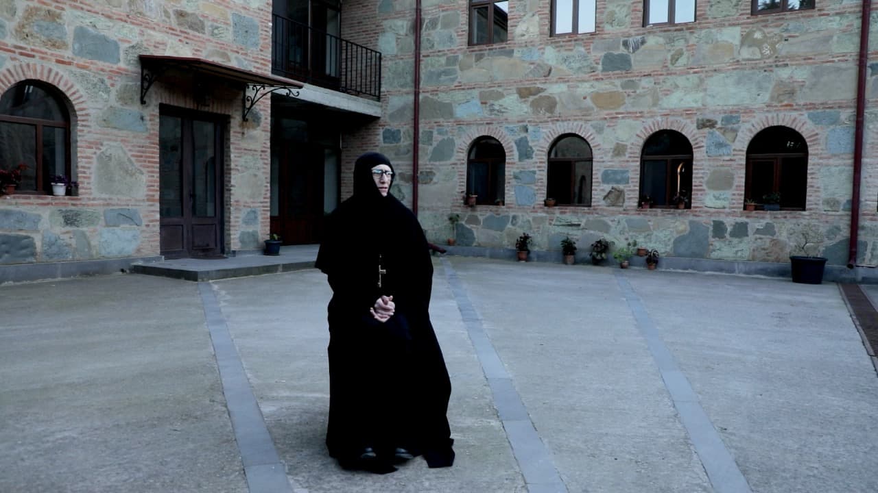 <p style="text-align: justify">დღევანდელი რუბრიკის "ადამიანები ისტორიით“ სტუმარია <strong><em>იღუმენია მარიამი</em></strong> (ჯაფარიძე) - ადამიანი, რომლის ცხოვრება თავისთავად არის გზა, ტკივილითა და სიყვარულით სავსე, შინაგანი ბრძოლიდან სულიერ სიმშვიდემდე.</p><p style="text-align: justify">მისი საერო სახელი ლელა იყო. აქტიური, განათლებული და მოაზროვნე ახალგაზრდა ქალი, რომელმაც საბჭოთა კავშირის ბოლო წლებში მიიღო განათლება ივანე ჯავახიშვილის სახელობის თბილისის სახელმწიფო უნივერსიტეტში, ფილოლოგიის ფაკულტეტზე. ამის შემდეგი პერიოდი ის იყო მორჩილი ელენე და პარალელურად მუშაობდა საპატრიარქოს გამომცემლობაში.</p><p style="text-align: justify">1994 წელს ელენემ მიიღო სამონაზვნო სახელი - ემილია, ხოლო 2000 წელს, ეკლესიური მსახურების მრავალი წლის შემდეგ, ეკურთხა როგორც მონაზონი მარიამი. უკვე 2016 წელს მას მიენიჭა იღუმენიას ხარისხი.</p><p style="text-align: justify">სულიერების გზა და პირადი თავგადასავალი</p><p style="text-align: justify">ვიდეოში იღუმენია მარიამი გულწრფელად და ღრმად საუბრობს იმ გზაზე, რომელიც გაიარა - როგორ დაუბრუნდა ეკლესიას, როგორ იგრძნო შინაგანი მოწოდება, რომ გაჩერებულიყო და ცხოვრება ღმერთისთვის მიეძღვნა.</p><p style="text-align: justify">"საღვთისმსახურო ცხოვრება - ეს არის მუდმივი ყოფნა ჭეშმარიტებასთან", - ამბობს დედაო.</p><p style="text-align: justify"><strong>ეროვნული მოძრაობის დღეები და გადამწყვეტი მომენტი</strong></p><p style="text-align: justify">დედა მარიამი ასევე იხსენებს 1980–90-იანი წლების ეროვნულ მოძრაობაში მონაწილეობას. ის ჰყვება იმ შიგნით გამანადგურებელ, მაგრამ საბოლოოდ განმანათლებელ მომენტზე, როცა გადაწყვიტა, რომ ბრძოლა ქუჩაში აღარ იყო მისი გზა და რომ სულიერი ბრძოლა იყო ის, რასაც უნდა შესწიროს თავი.</p><p style="text-align: justify"><strong>გზის განმსაზღვრელი ადამიანები და იდეები</strong></p><p style="text-align: justify">აღსანიშნავია მისი საუბარი უწმინდესის ილია II-ის როლზე მის ცხოვრებაში. იგი უდიდეს მადლიერებას გამოხატავს და ამბობს, რომ მისგან უსაზღვრო სითბო და სიბრძნე მიიღო.</p><p style="text-align: justify">დედა მარიამი საუბრობს მერაბ მამარდაშვილის, ჰერმან ჰესეს და სხვა მოაზროვნეების გავლენაზეც - ადამიანებზე და ტექსტებზე, რომლებმაც მის სულიერ ჩამოყალიბებას ხელი შეუწყვეს.</p><p style="text-align: justify"><strong>რას ნიშნავს ევროპა დედა მარიამისთვის</strong></p><p style="text-align: justify">ევროპული ხელოვნება, მწერლობა, ფილოსოფია მისთვის არის სამყარო, რომელშიც ის გაიზარდა ჩამოყალიბდა პიროვნულად და მოემზადა მისი მთავარი გადაწყვეტილებისთვის.</p><p style="text-align: justify"><strong>დღევანდელობა და საზოგადოება: მორალური დილემები და პოლარიზაცია</strong></p><p style="text-align: justify">"პოლარიზაციამ შეიძლება ადამიანი ფსიქიკურ სიღატაკემდე მიიყვანოს", - ამბობს იღუმენია მარიამი.</p><p style="text-align: justify">მისი შეფასებით, თანამედროვე საზოგადოება ხშირად ივიწყებს იმას, რომ ცხოვრების ყოველი წამი ძვირფასია და ის არ უნდა დაიხარჯოს შუღლსა და დაპირისპირებაში.</p><p style="text-align: justify">"ადამიანის სიცოცხლე არ უნდა დაიხარჯოს, არც ერთი წამი არ უნდა დაიხარჯოს ადამიანის ცხოვრების რაღაცასთან დაპირისპირებაში" - ამბობს დედა მარიამი.</p><div class="iframe-wrapper"><iframe src="https://www.youtube.com/embed/wOeHqQqbzhs?si=SzaBhGoEWjARbAvi" frameborder="0" allowfullscreen="true" width="560" height="315" title="YouTube video player" allow="accelerometer; autoplay; clipboard-write; encrypted-media; gyroscope; picture-in-picture; web-share"></iframe></div>