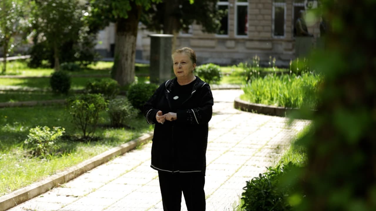 <p>"გვირილობა" ქველმოქმედების სურნელია“ – ასე იწყებს საუბარს კულტუროლოგი, აკაკი წერეთლის სახელმწიფო უნივერსიტეტის ასოცირებული პროფესორი რუსუდან მიქაუტაძე, რომელიც ქუთაისქალაქობის – ქალაქის განსაკუთრებული დღის შესახებ რეალურ ისტორიას გვიყვება. ეს ვიდეო სულ სხვა კუთხით გვიჩვენებს იმას, რაც წლების განმავლობაში ხალხურ დღესასწაულად იქცა, თუმცა ღრმად ემოციური ფესვები აქვს.</p><p>ქუთაისქალაქობა, რომელიც 2 მაისს აღინიშნება, არის ადამიანების სიყვარულის, თანადგომის, ქველმოქმედების დღესასწაული. რუსუდან მიქაუტაძე გვახსენებს, რომ „გვირილობა“ ჯერ კიდევ მე-20 საუკუნის დასაწყისში შეიქმნა და მაშინ ქუთაისელი გოგონები ქუჩებში გვირილებით გამოდიოდნენ – ყვავილებს ყიდდნენ, შემოსული თანხა კი ტუბერკულოზით დაავადებული ადამიანების დასახმარებლად იყრიდა თავს.</p><p>ეს ტრადიცია ქუთაისმა შეინარჩუნა როგორც თანაგრძნობისა და ადამიანობის კულტურა.</p><p>"ქუთაისი არის ქალაქი, რომელსაც ხალხი ქმნის და ეს ხალხი არასდროს ყოფილა გულგრილი", – ამბობს მიქაუტაძე. მისი სიტყვები თითქოს გვაბრუნებს იმ დროში, როდესაც უბრალო ადამიანების ერთმა მცირე ჟესტმა – გვირილის გაყიდვამ – სიცოცხლე შეუნარჩუნა სხვას.</p><p>რუსუდან მიქაუტაძე გვიხსნის თუ რას ნიშნავს იყო ქუთაისელი და რამხელა პასუხისმგებლობასთან ასოცირდება ეს ყველაფერი, ის ასევე იხსენებს მისი ბავშვობის ქუთაისს და საუბრობს იმ თემებზე, რაც ამ დროის განმავლობაში შეიცვალა მის ქალაქში.</p><p>“ქუთაისელობა არის დიდი პასუხისმგებლობა, უნდა გიყვარდეს და გტკიოდეს შენი ქალაქი, ყოველდღიურად უნდა ცდილობდე, რომ შენი ქალაქი გახდეს უფრო უკეთესი”, - აღნიშნავს ის.</p><div class="iframe-wrapper"><iframe src="https://www.youtube.com/embed/jS8ZJ4TBYhU?si=hlsuWLhQEL_ALSyV" frameborder="0" allowfullscreen="true" width="560" height="315" title="YouTube video player" allow="accelerometer; autoplay; clipboard-write; encrypted-media; gyroscope; picture-in-picture; web-share"></iframe></div><p>ქუთაისქალაქობა დღეს კულტურულ ღონისძიებებს, მუსიკას, ფერად ქუჩებსა და კონცერტებს უკავშირდება, მაგრამ მისი ემოციური საფუძველი რჩება უცვლელი – ერთმანეთის გვერდით დგომა. ეს დღესასწაული გვახსენებს, რომ ნამდვილ ისტორიებს ადამიანები წერენ, ქალაქი კი სწორედ ამ ადამიანების ამონარიდია.</p><p>სწორედ ასეთ ისტორიას გვიამბობს რუსუდან მიქაუტაძე – სიყვარულით, სითბოთი და ქალაქზე მზრუნველობით აღსავსე ენით.</p>